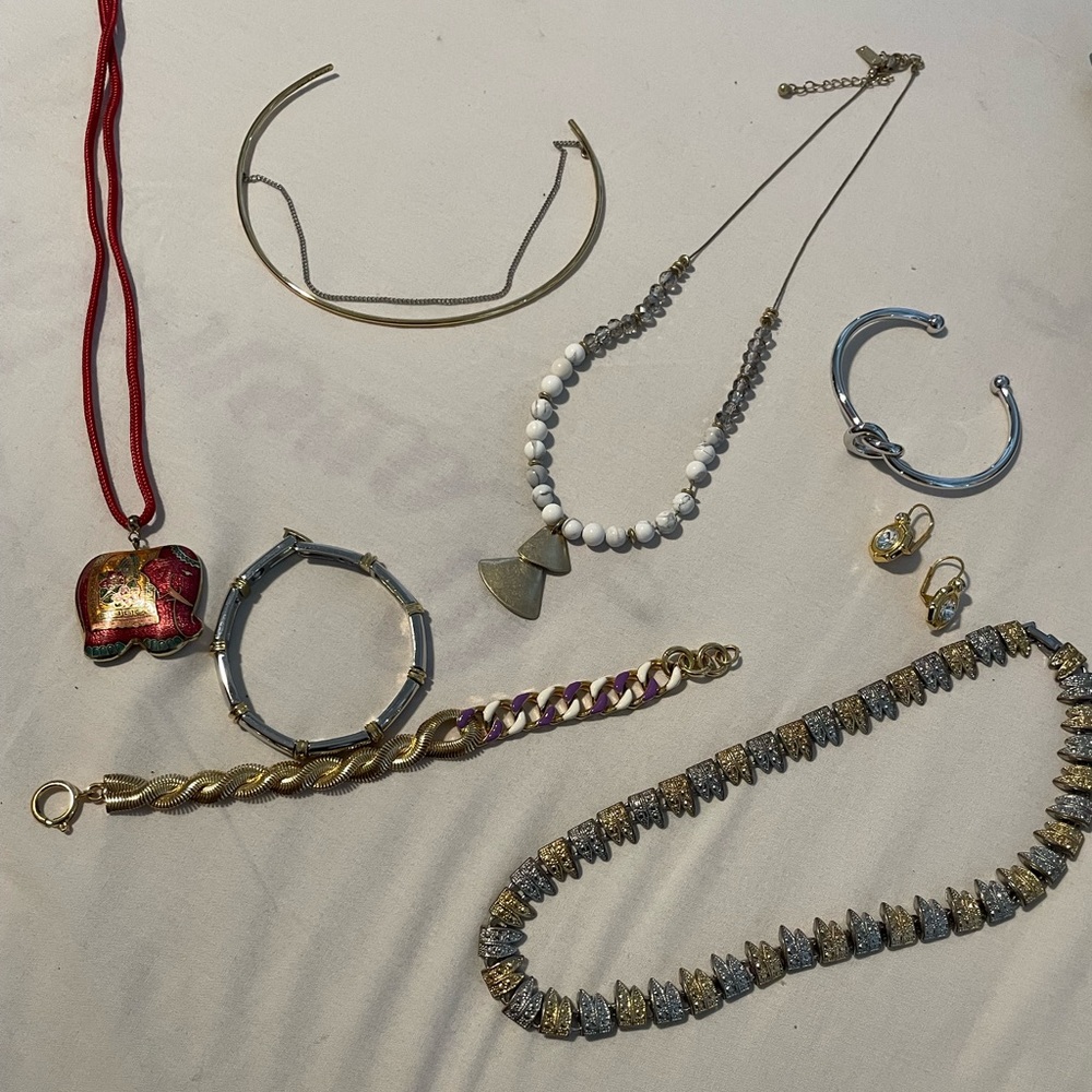 Jewelery bundle. Necklaces, bracelets and earrings